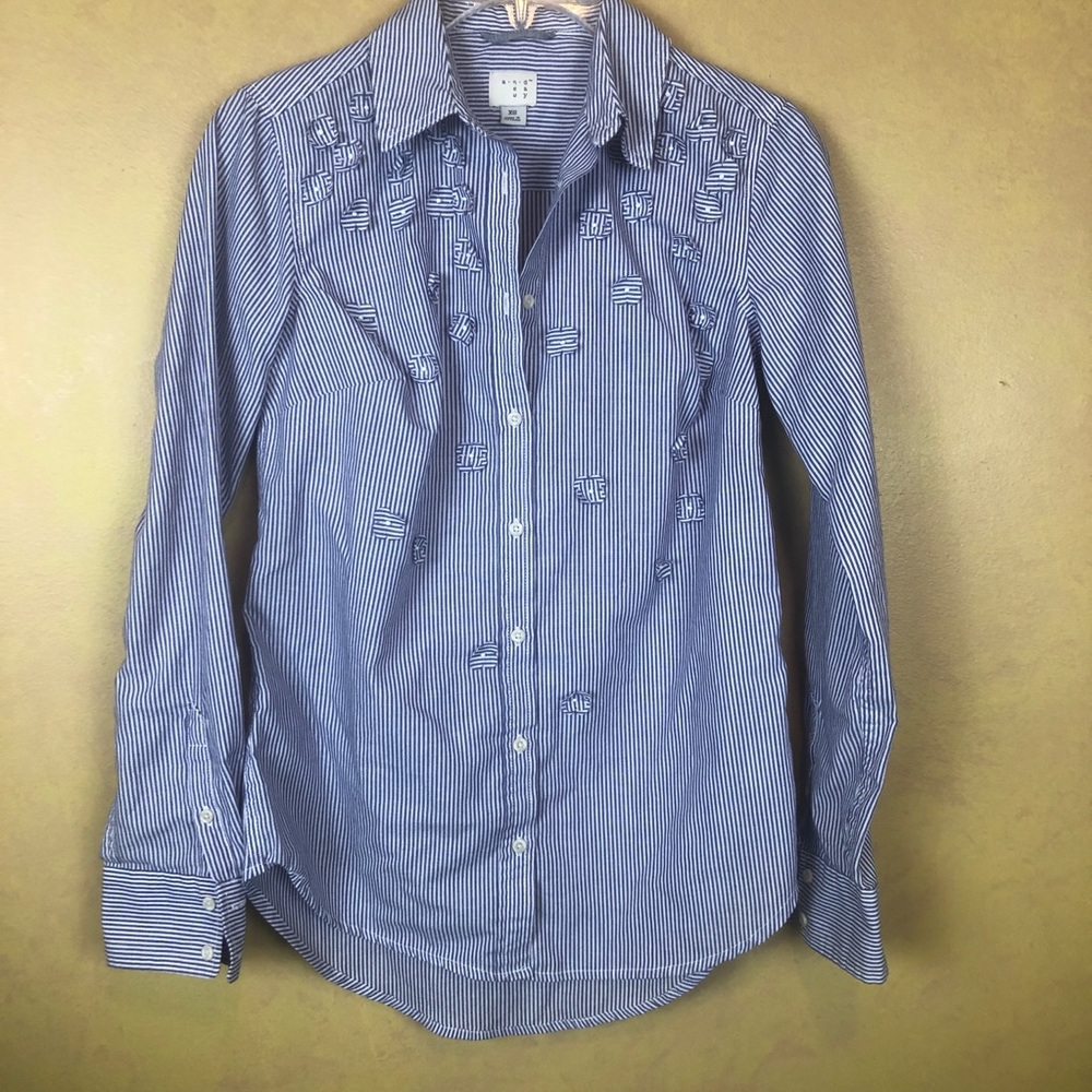Women’s blouse, size XS, button down front